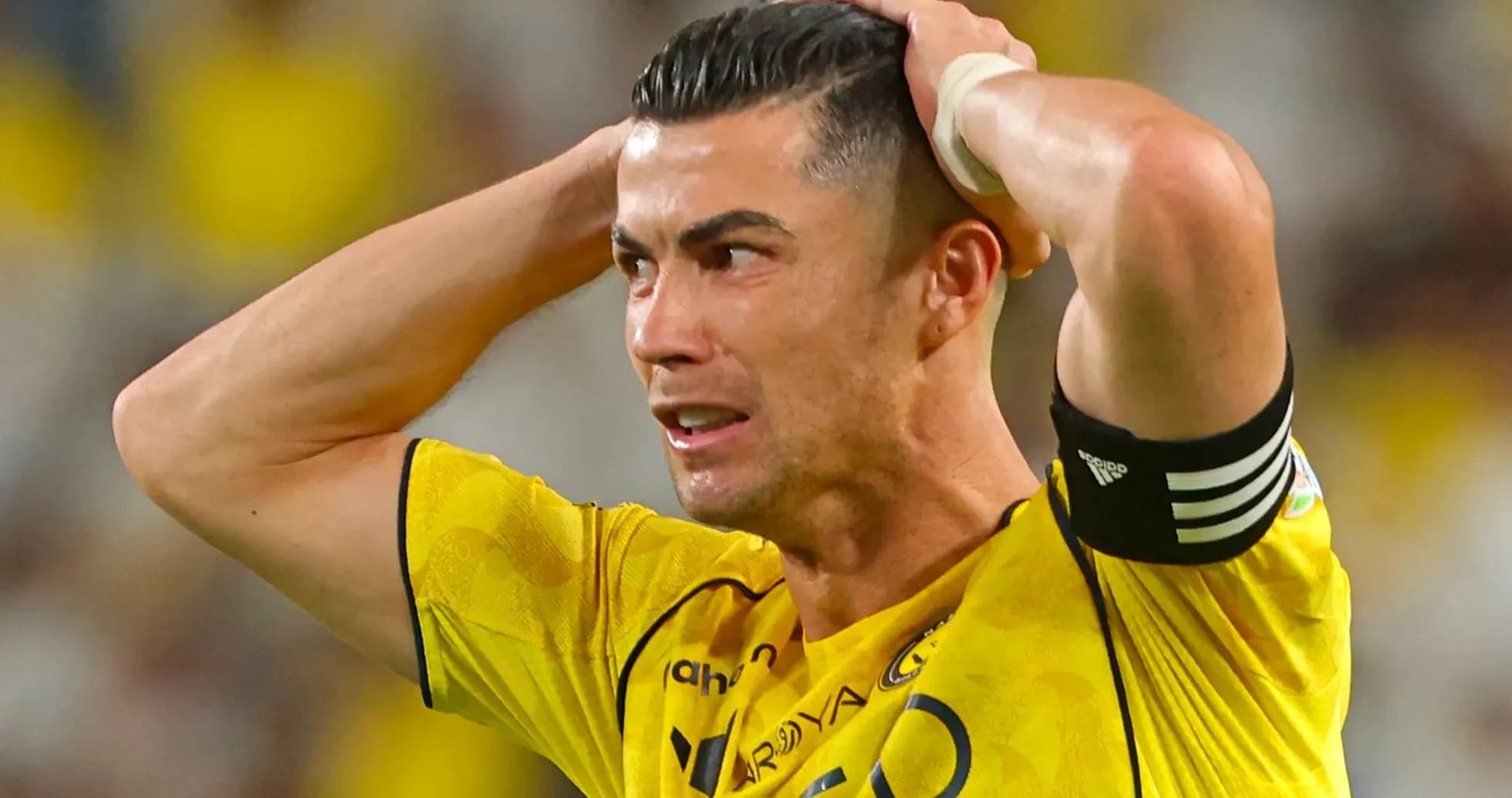 Jugador sosteniendo la cabeza en frustración durante el partido Jugador sosteniendo la cabeza en frustración durante el partido