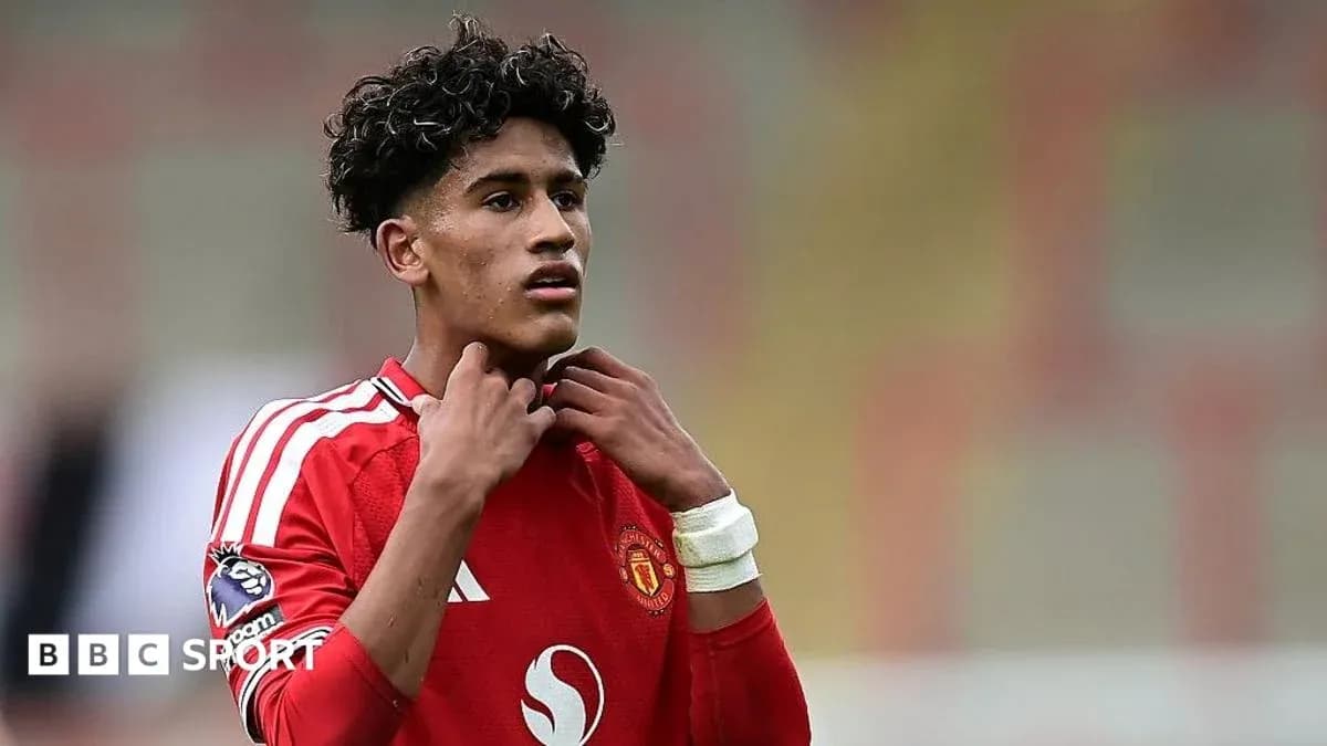 Jugador de Manchester United ajustándose el collar del uniforme Jugador de Manchester United ajustándose el collar del uniforme
