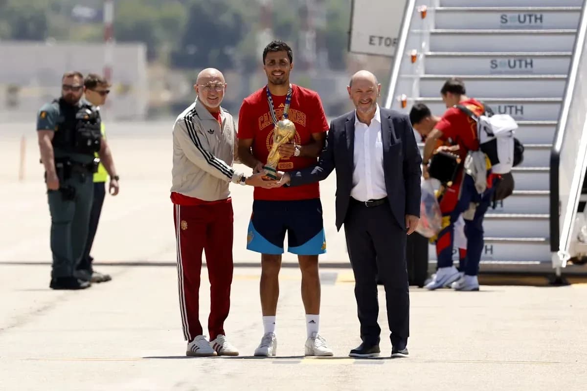 Jugador recibiendo trofeo en aeropuerto con directivos Jugador recibiendo trofeo en aeropuerto con directivos