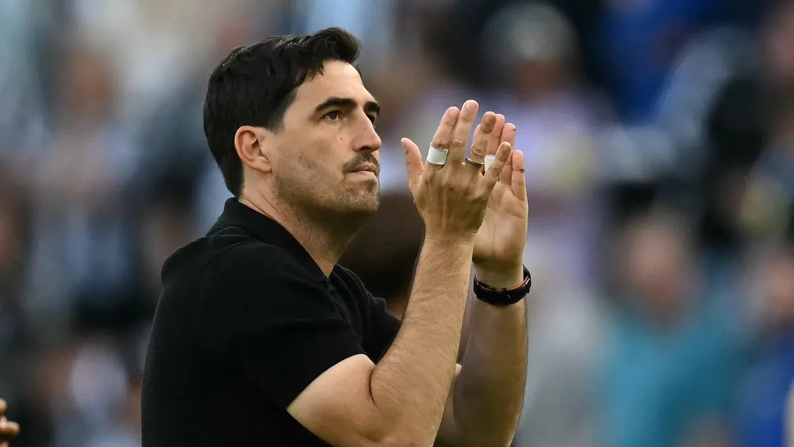 Entrenador aplaudiendo durante un partido Entrenador aplaudiendo durante un partido