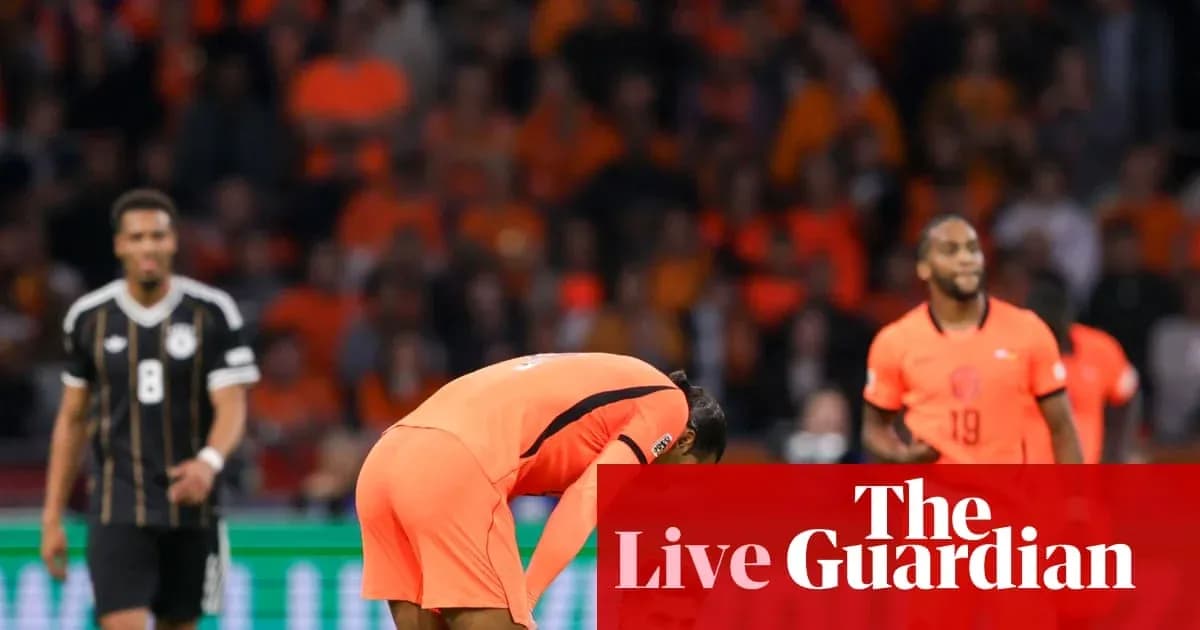 Jugador de la selección holandesa agachado en el campo Jugador de la selección holandesa agachado en el campo