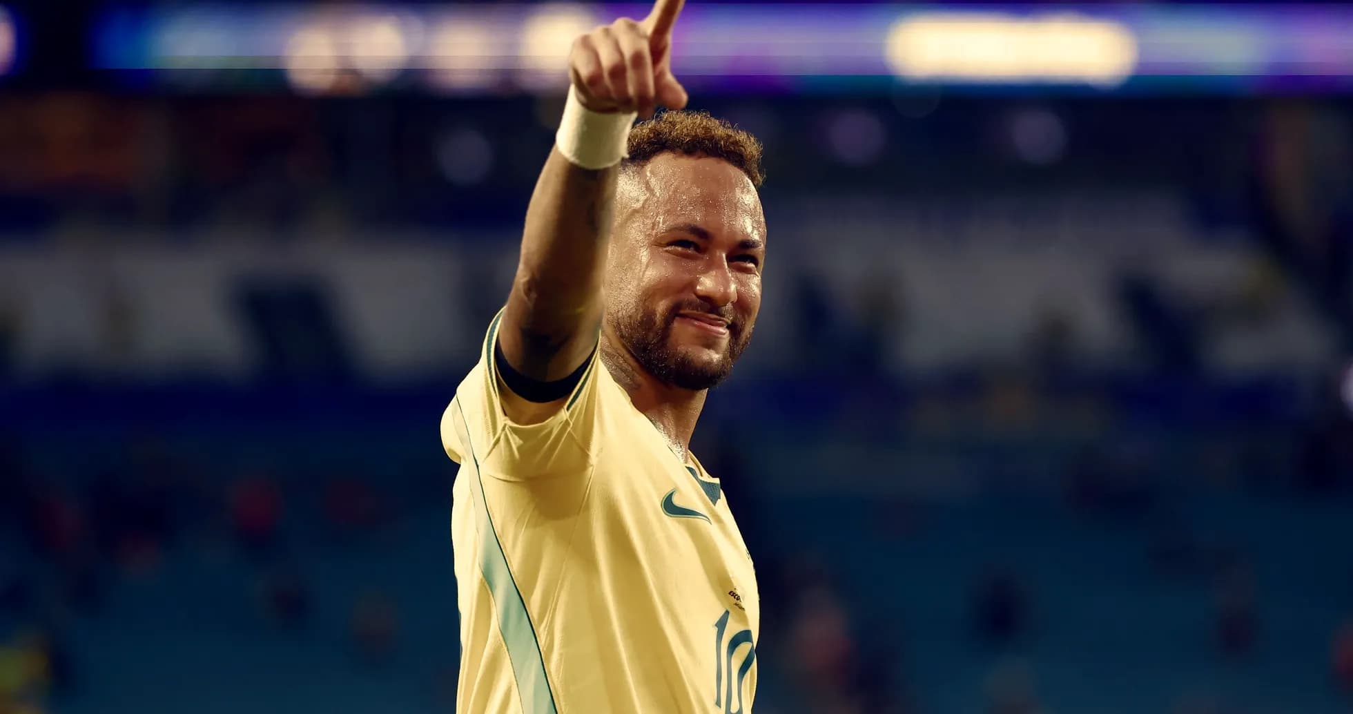 Jugador de fútbol celebrando con el dedo apuntando arriba Jugador de fútbol celebrando con el dedo apuntando arriba