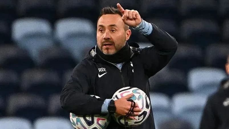 Entrenador dirigiendo instrucciones con balones en manos Entrenador dirigiendo instrucciones con balones en manos