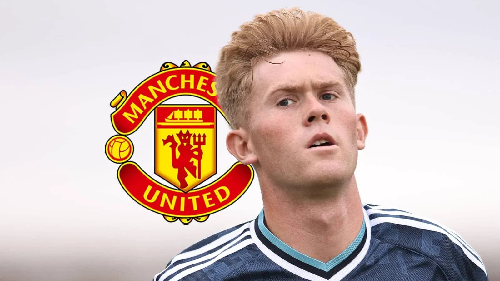 Jugador de Manchester United con uniforme en el campo Jugador de Manchester United con uniforme en el campo