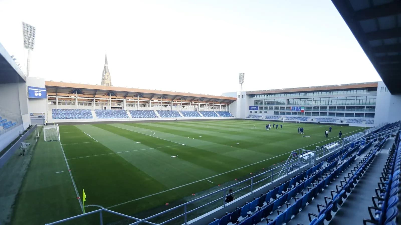 Vista del estadio con campo y gradas vacías Vista del estadio con campo y gradas vacías