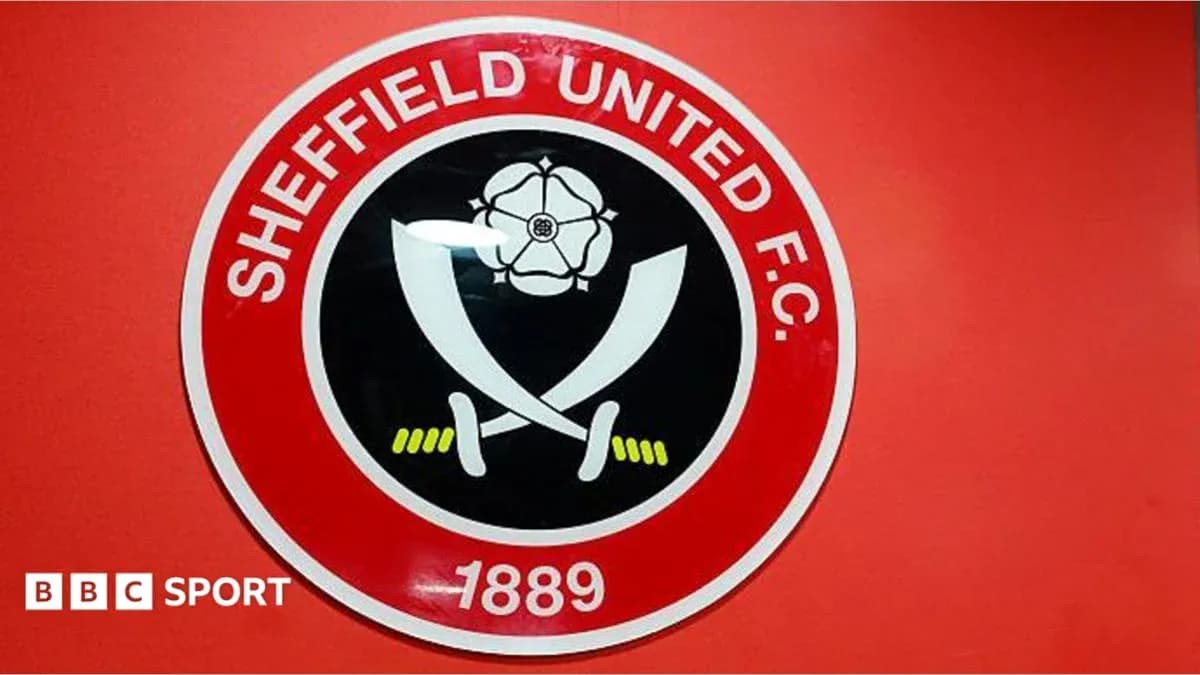 Escudo del Sheffield United F.C. en pared roja Escudo del Sheffield United F.C. en pared roja