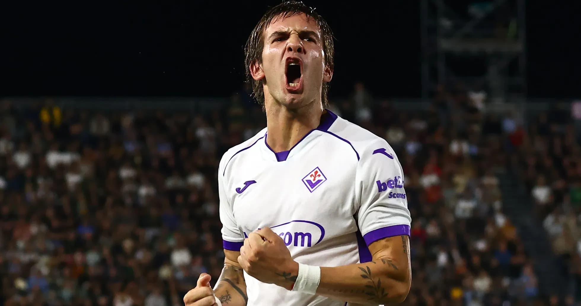 Jugador de Fiorentina celebrando un gol en el partido Jugador de Fiorentina celebrando un gol en el partido