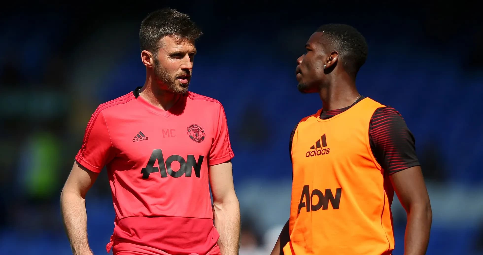 Michael Carrick y Paul Pogba conversando en el campo Michael Carrick y Paul Pogba conversando en el campo