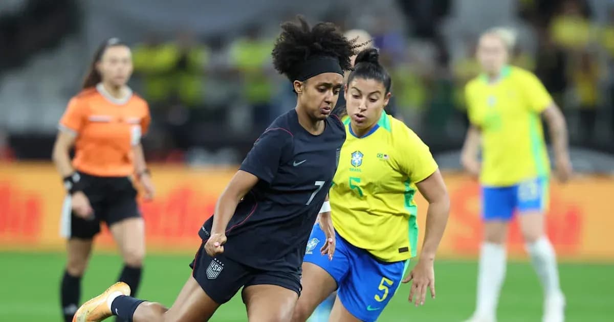 Jugadora de Estados Unidos driblando a jugadora de Brasil Jugadora de Estados Unidos driblando a jugadora de Brasil