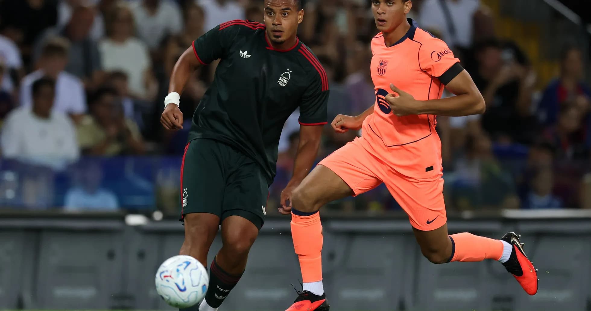 Dos jugadores persiguiendo el balón en partido Dos jugadores persiguiendo el balón en partido