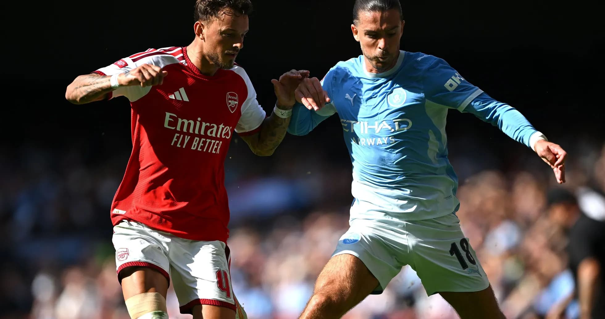 Jugadores de Arsenal y Manchester City en acción Jugadores de Arsenal y Manchester City en acción