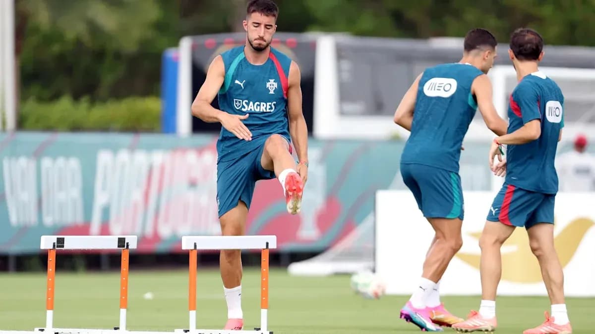 Jugador saltando sobre un obstáculo en entrenamiento Jugador saltando sobre un obstáculo en entrenamiento
