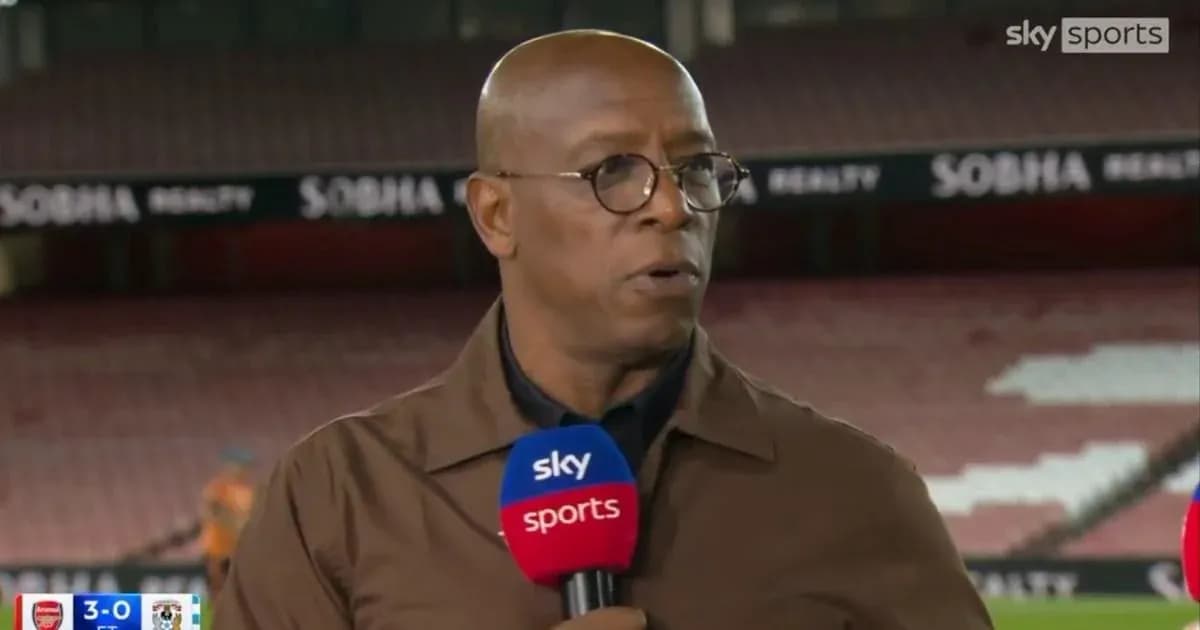 Analista hablando durante un programa de fútbol Analista hablando durante un programa de fútbol