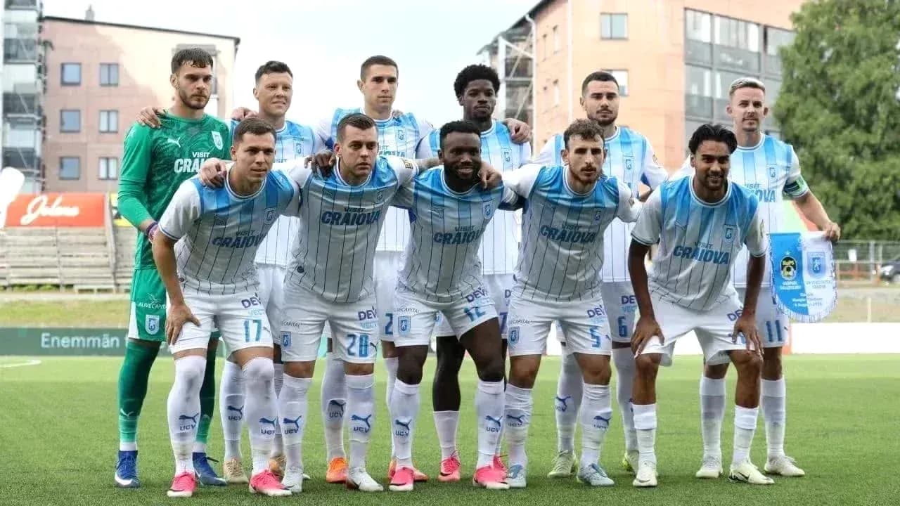Equipo de Universitatea Craiova posando juntos Equipo de Universitatea Craiova posando juntos