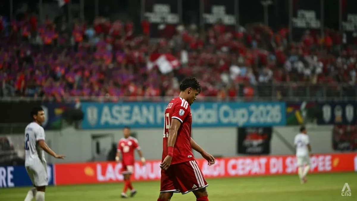 Jugador caminando por el campo durante el partido Jugador caminando por el campo durante el partido