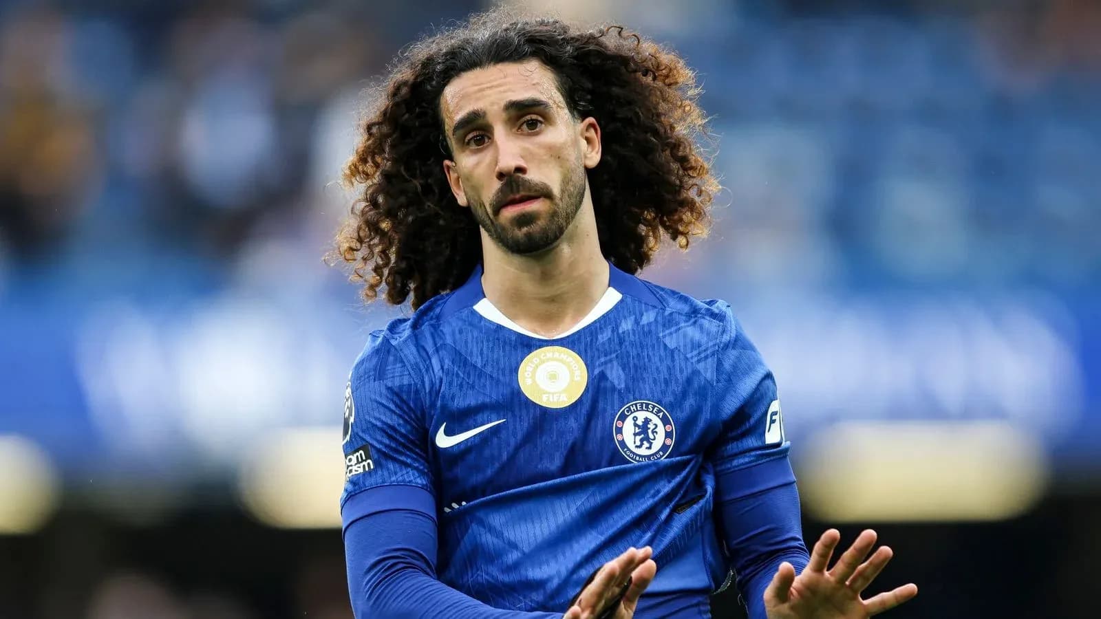 Jugador de Chelsea aplaudiendo en el campo Jugador de Chelsea aplaudiendo en el campo