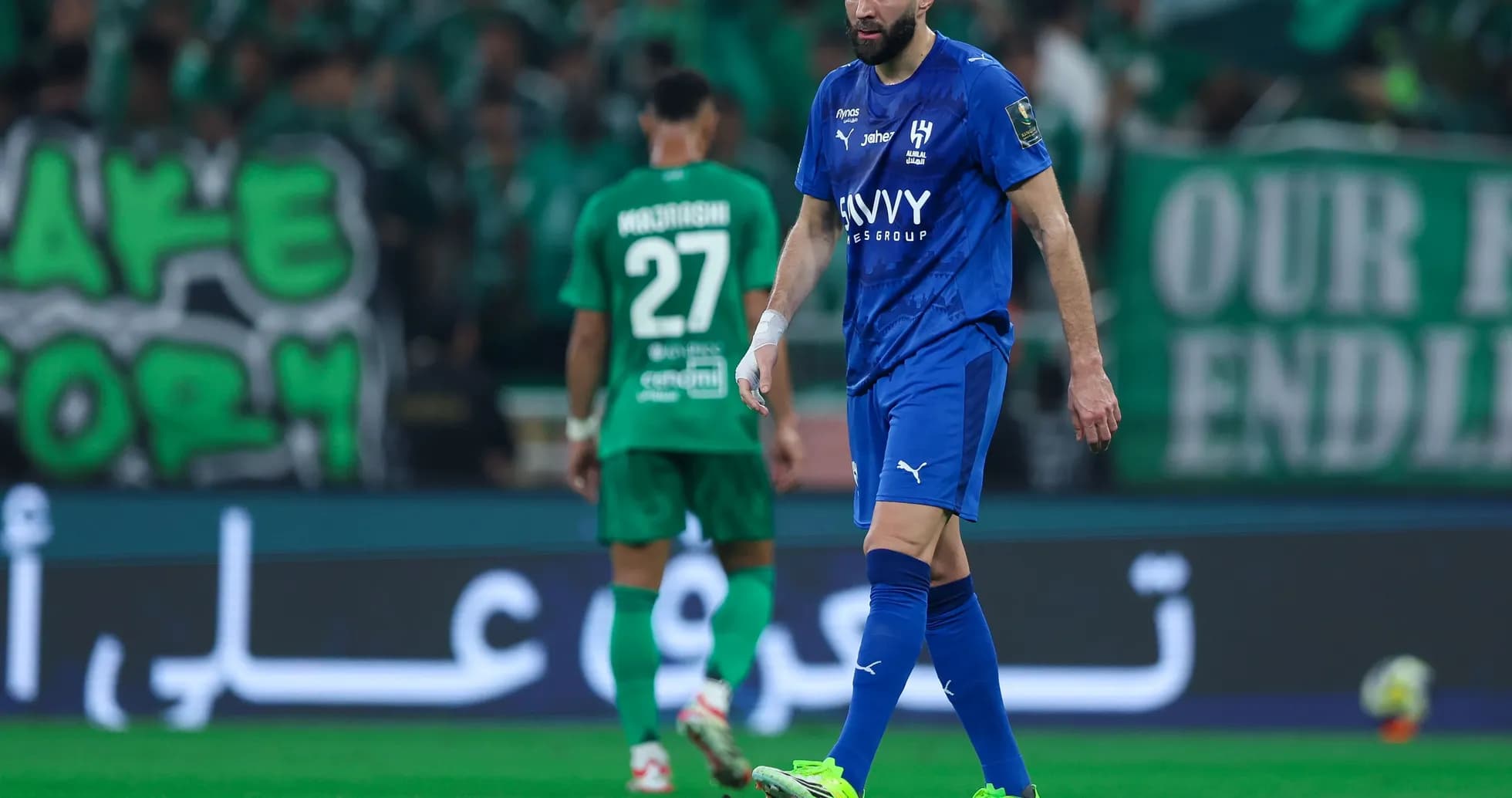 Jugador en uniforme azul camina por el campo Jugador en uniforme azul camina por el campo