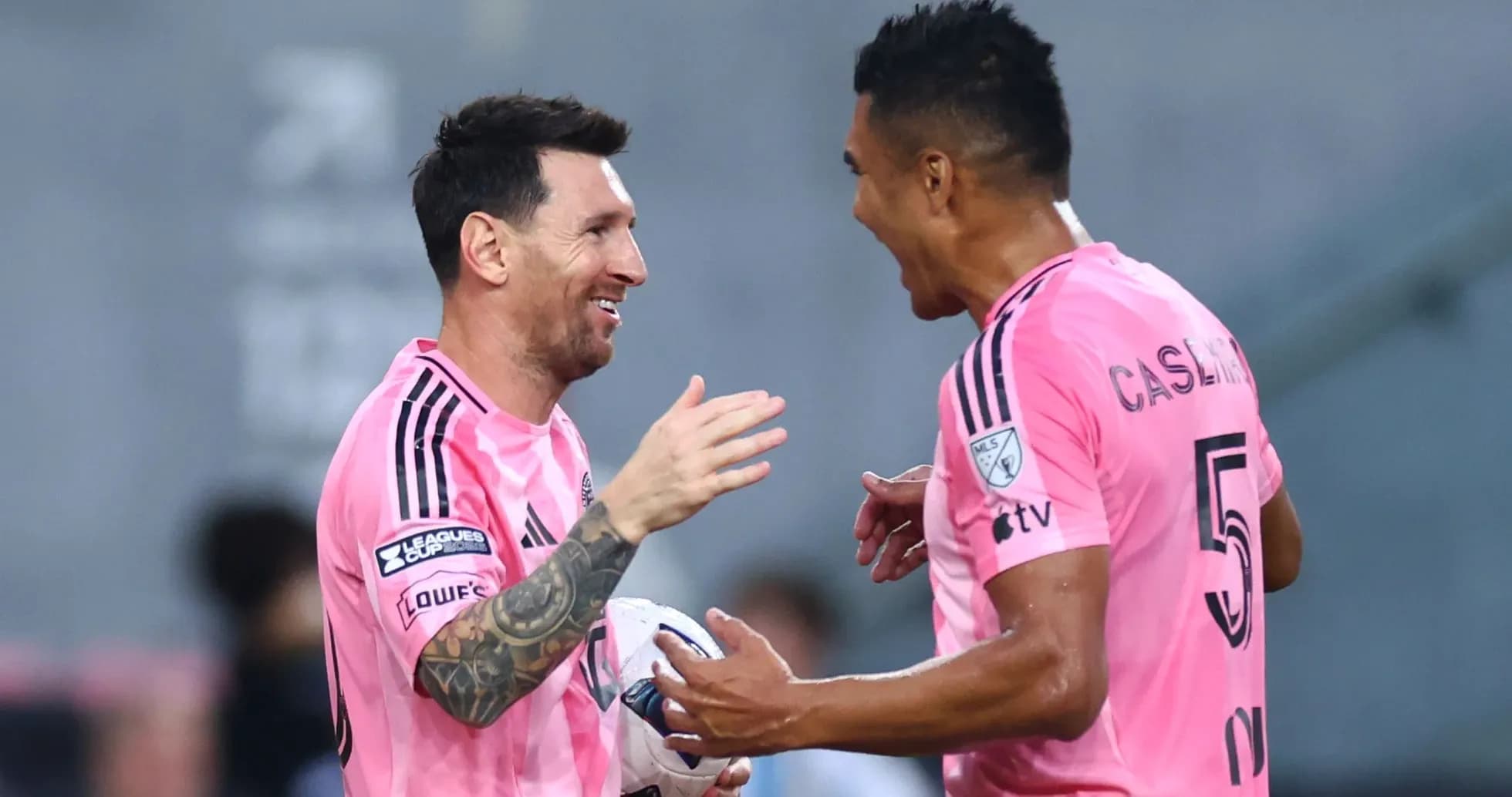 Messi y compañero celebrando un gol en el partido Messi y compañero celebrando un gol en el partido
