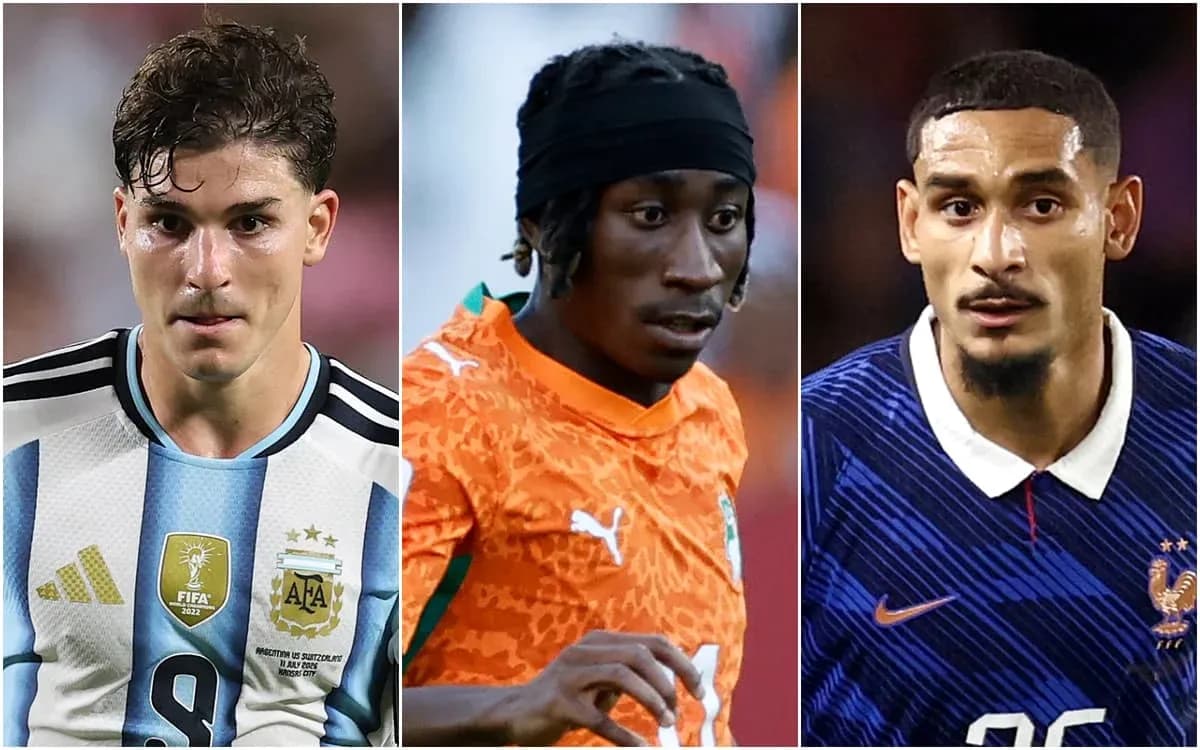 Tres jugadores en sus camisetas nacionales de fútbol Tres jugadores en sus camisetas nacionales de fútbol