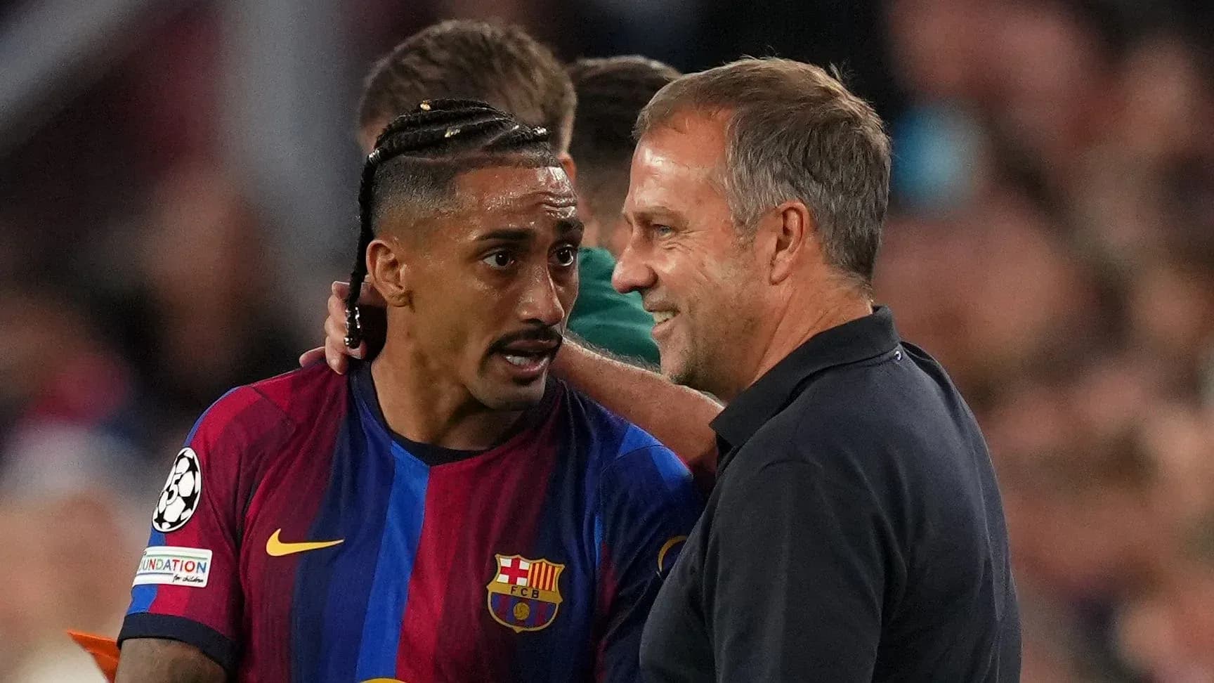 Jugador de Barcelona hablando con el entrenador durante el partido Jugador de Barcelona hablando con el entrenador durante el partido
