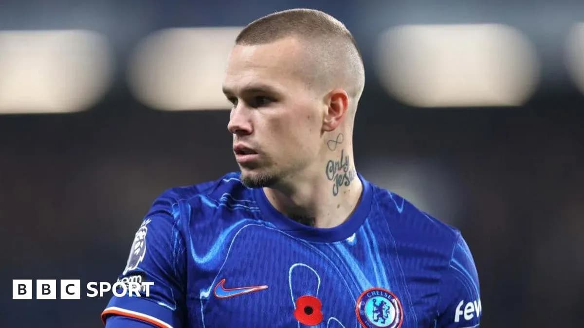 Jugador de Chelsea con camiseta azul durante partido Jugador de Chelsea con camiseta azul durante partido