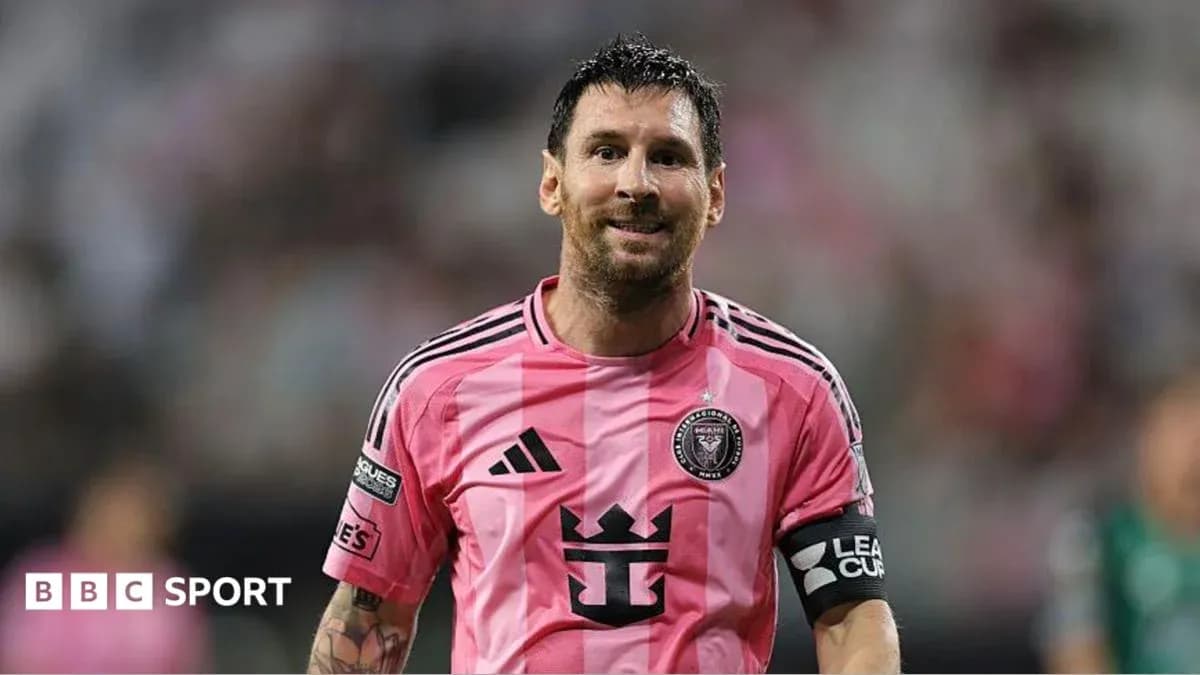 Lionel Messi en uniforme rosa durante un partido Lionel Messi en uniforme rosa durante un partido