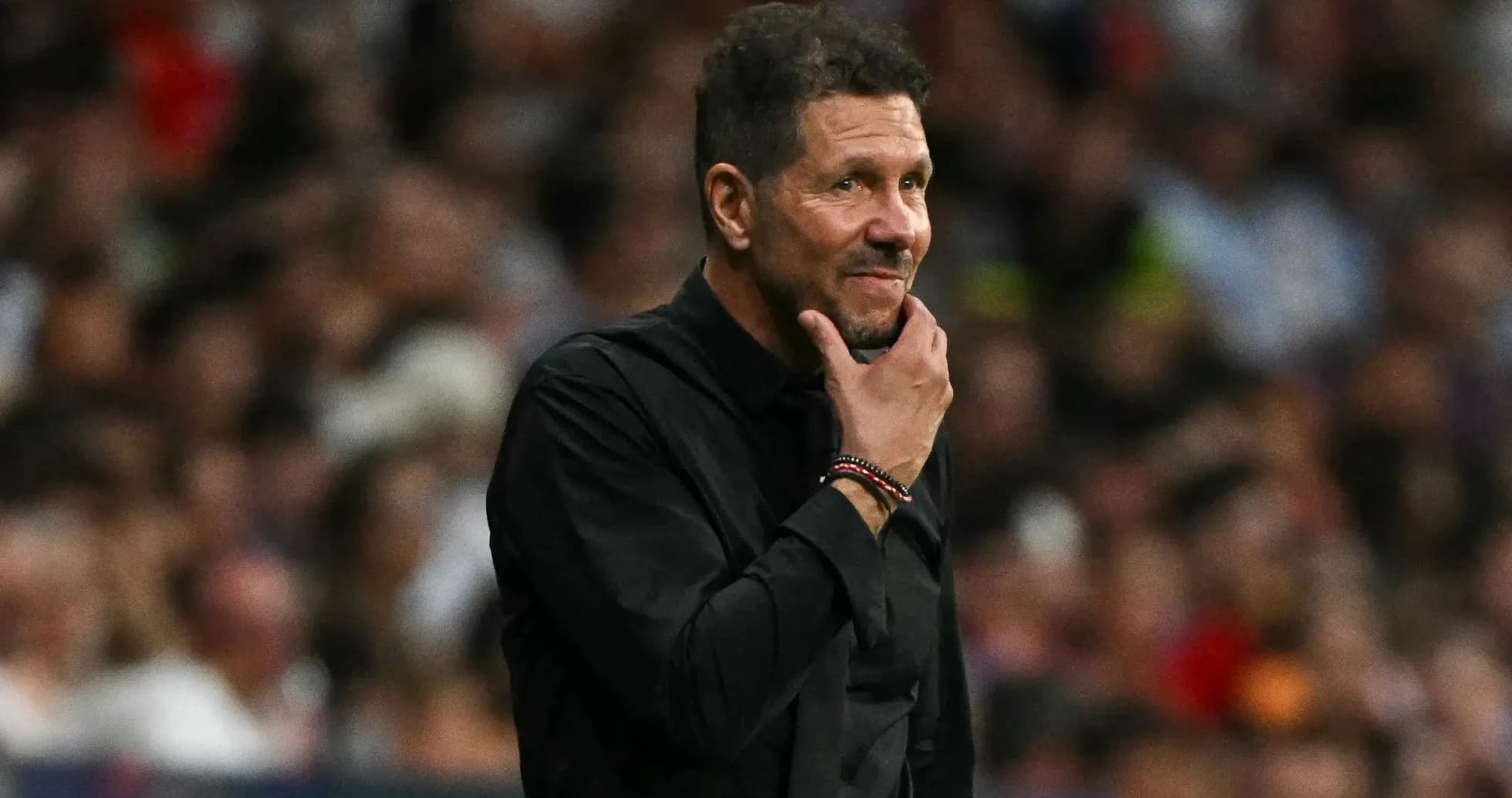 Entrenador observando el partido desde la línea lateral Entrenador observando el partido desde la línea lateral