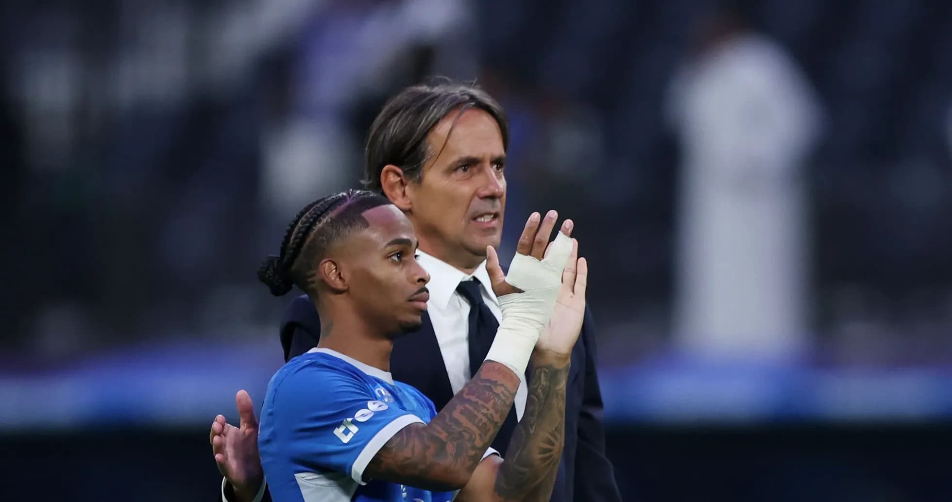 Entrenador y jugador saludando tras el partido Entrenador y jugador saludando tras el partido