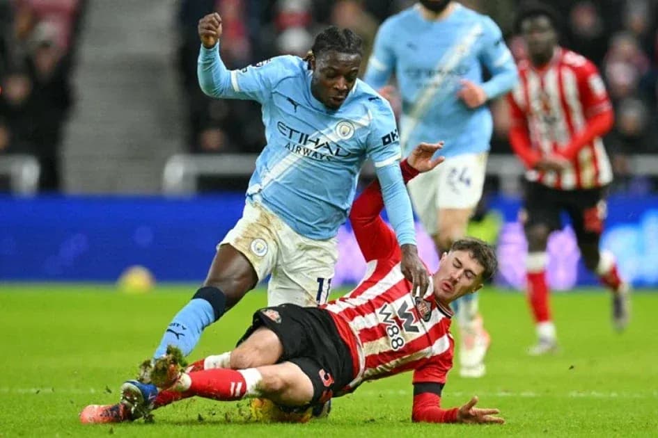 Jugador de Manchester City superando a rival de Southampton Jugador de Manchester City superando a rival de Southampton