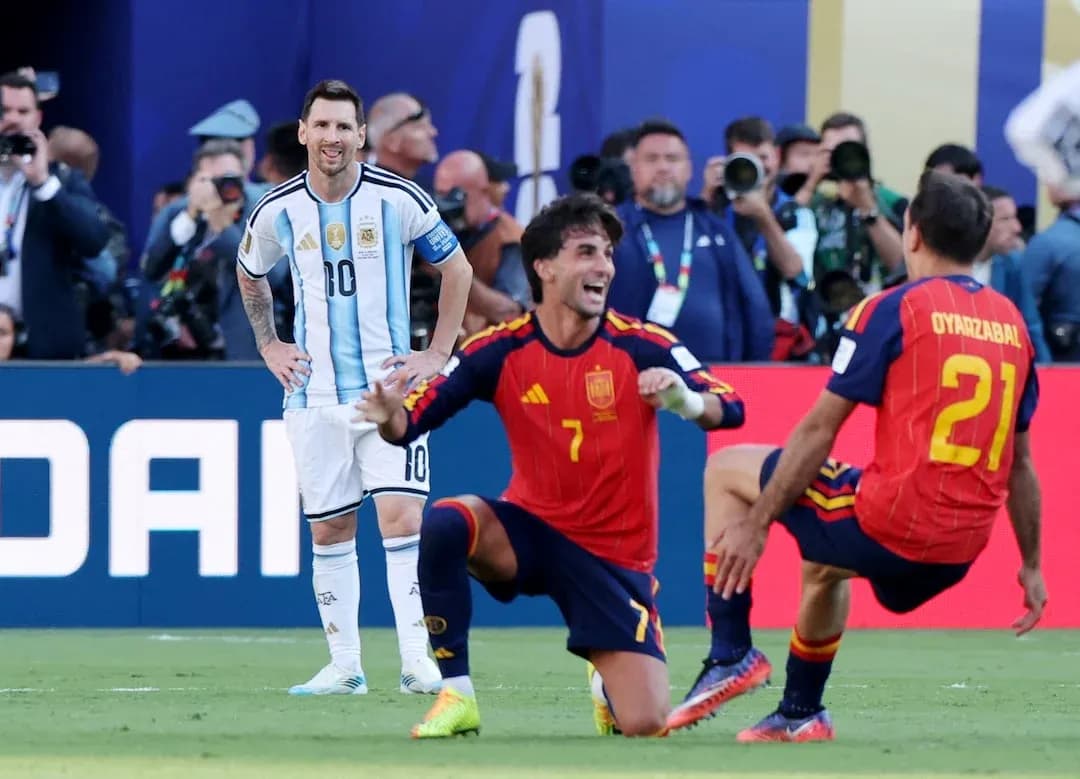 Lionel Messi sonríe durante el partido Lionel Messi sonríe durante el partido
