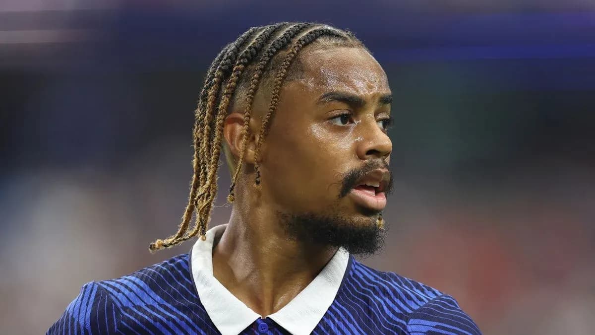 Jugador de fútbol con trenzas durante un partido Jugador de fútbol con trenzas durante un partido