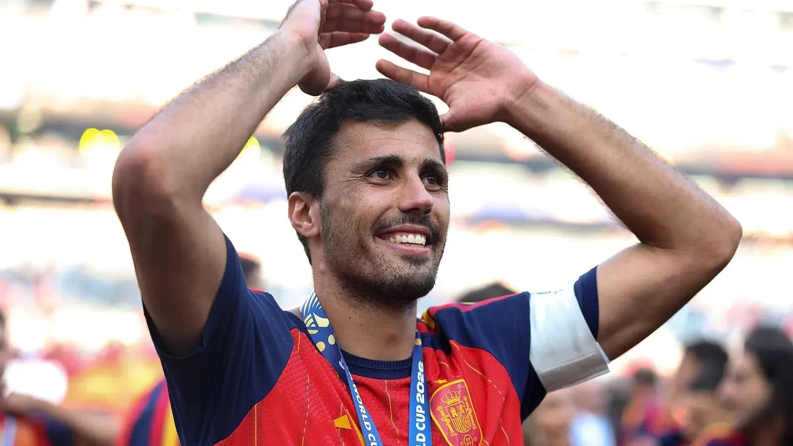 Jugador celebrando con camiseta de España y medalla Jugador celebrando con camiseta de España y medalla