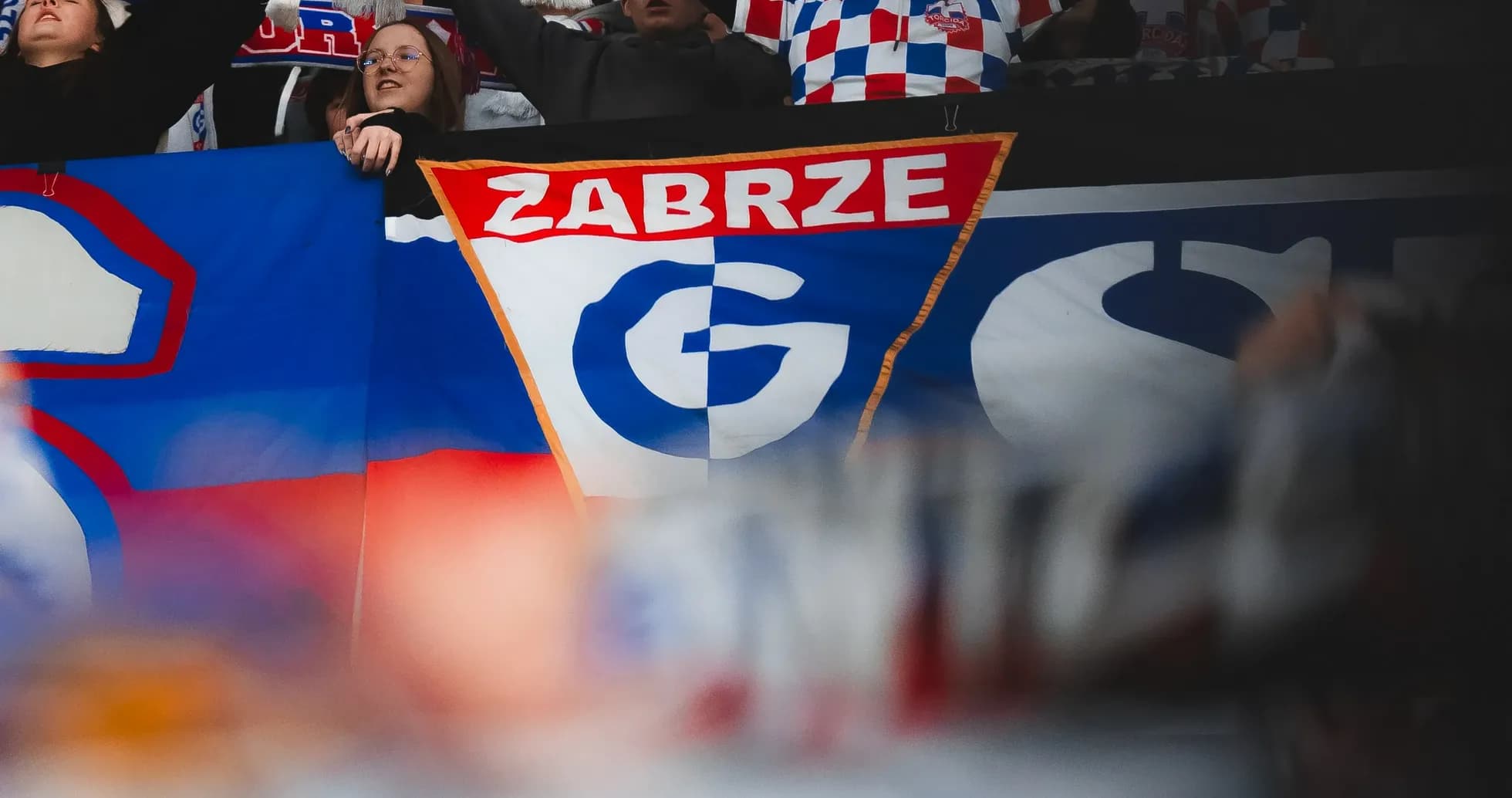 Aficionados sosteniendo una bandera de Gornik Zabrze Aficionados sosteniendo una bandera de Gornik Zabrze
