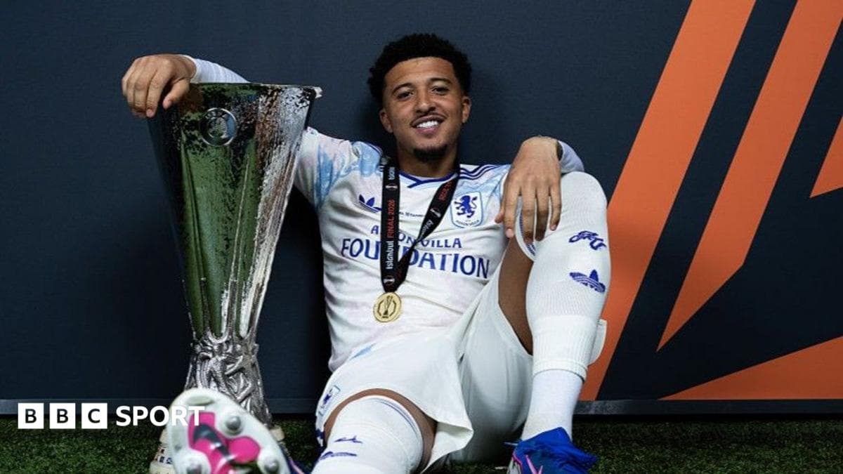 Jugador sosteniendo trofeo de la UEFA Europa League Jugador sosteniendo trofeo de la UEFA Europa League