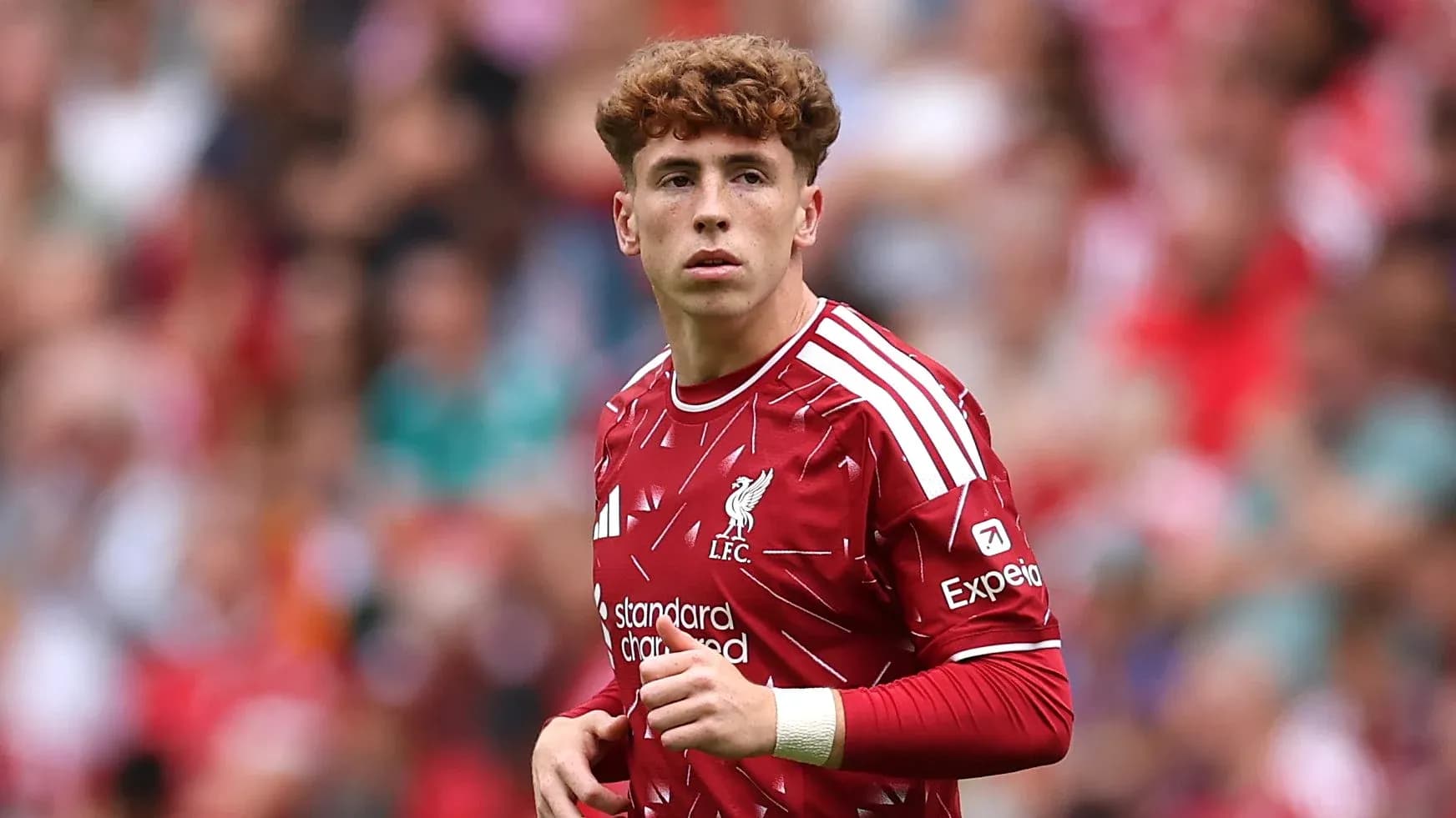 Jugador de Liverpool en el campo durante un partido Jugador de Liverpool en el campo durante un partido