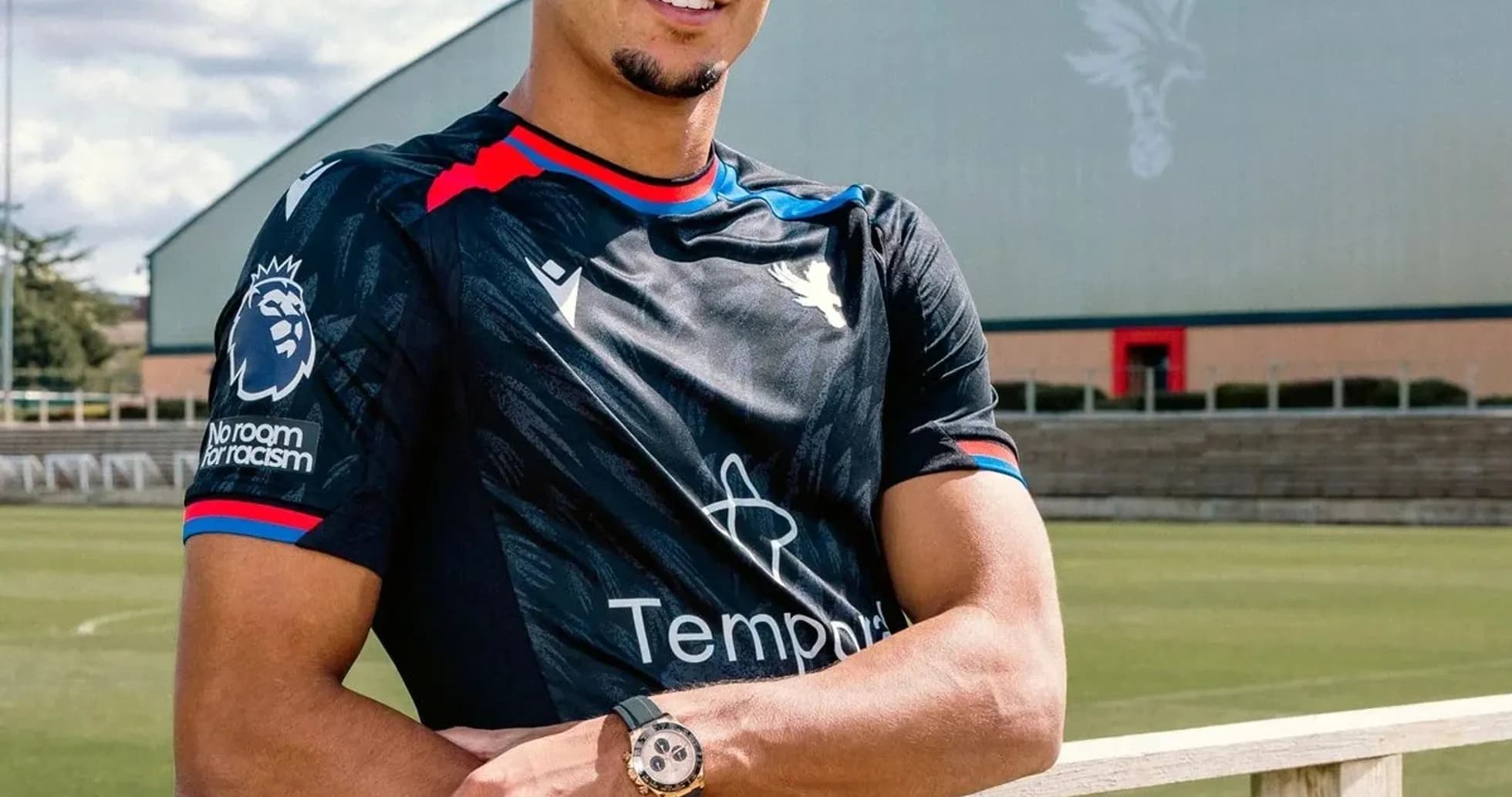 Jugador posando en campo de entrenamiento con uniforme Jugador posando en campo de entrenamiento con uniforme