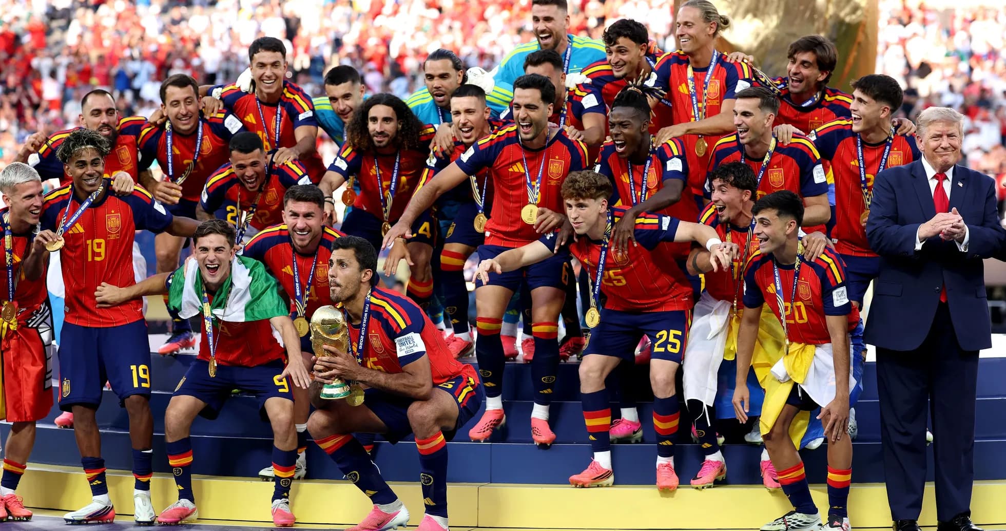 Equipo de España celebrando su victoria con trofeo Equipo de España celebrando su victoria con trofeo