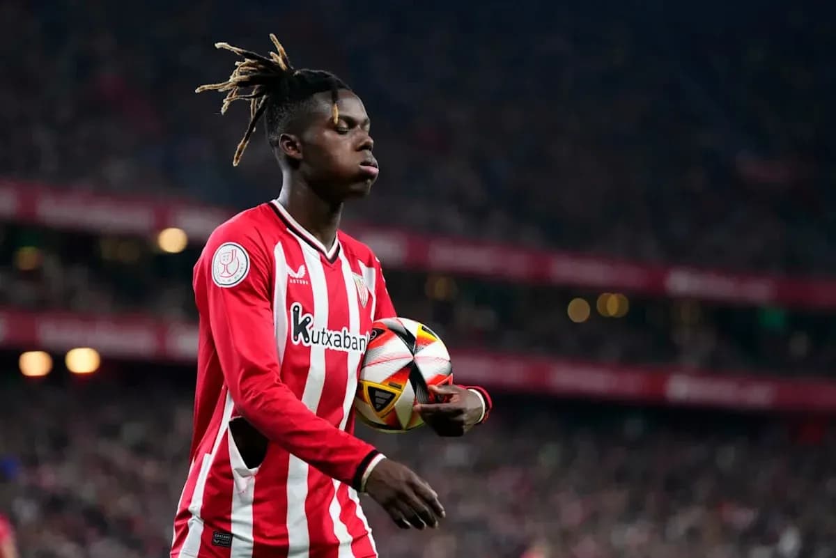 Jugador sosteniendo el balón en el campo de juego Jugador sosteniendo el balón en el campo de juego