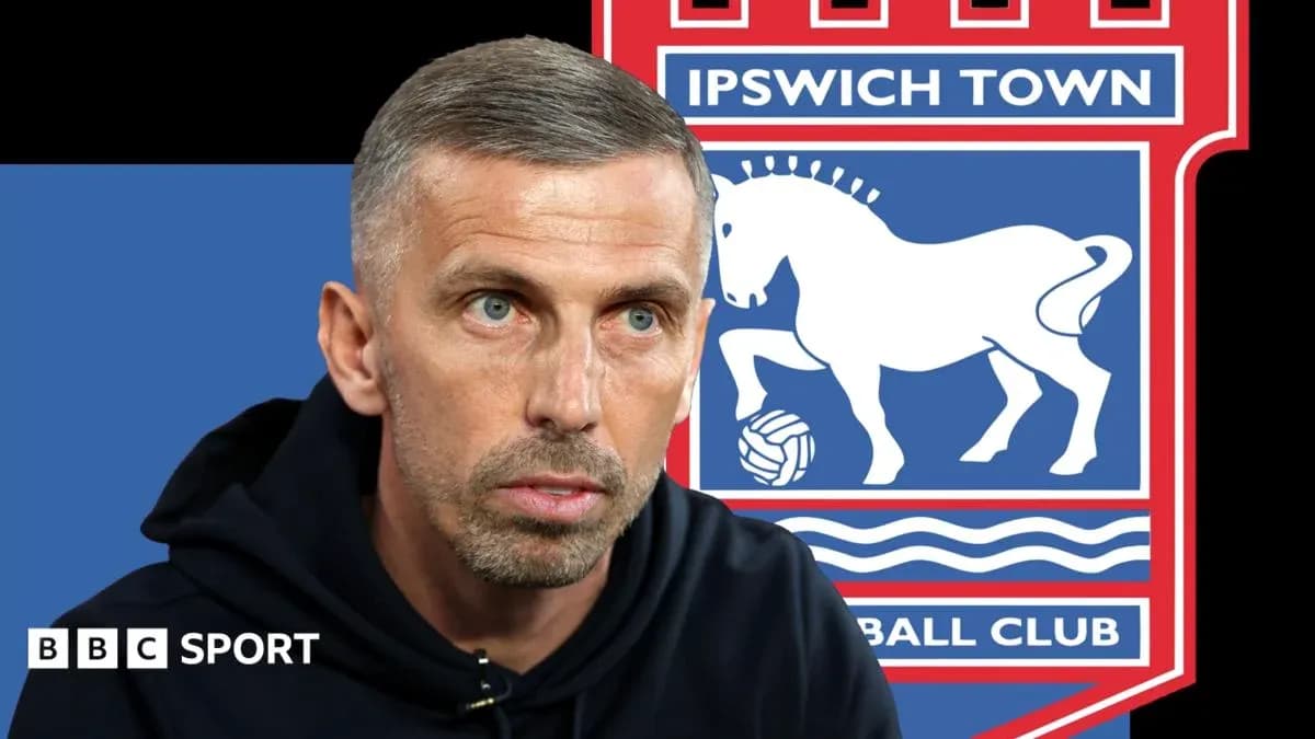 Entrenador hablando frente al logo de Ipswich Town Entrenador hablando frente al logo de Ipswich Town