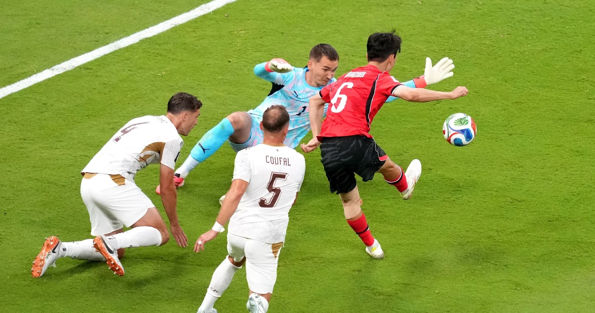 Jugador de Corea del Sur disparando a portería Jugador de Corea del Sur disparando a portería