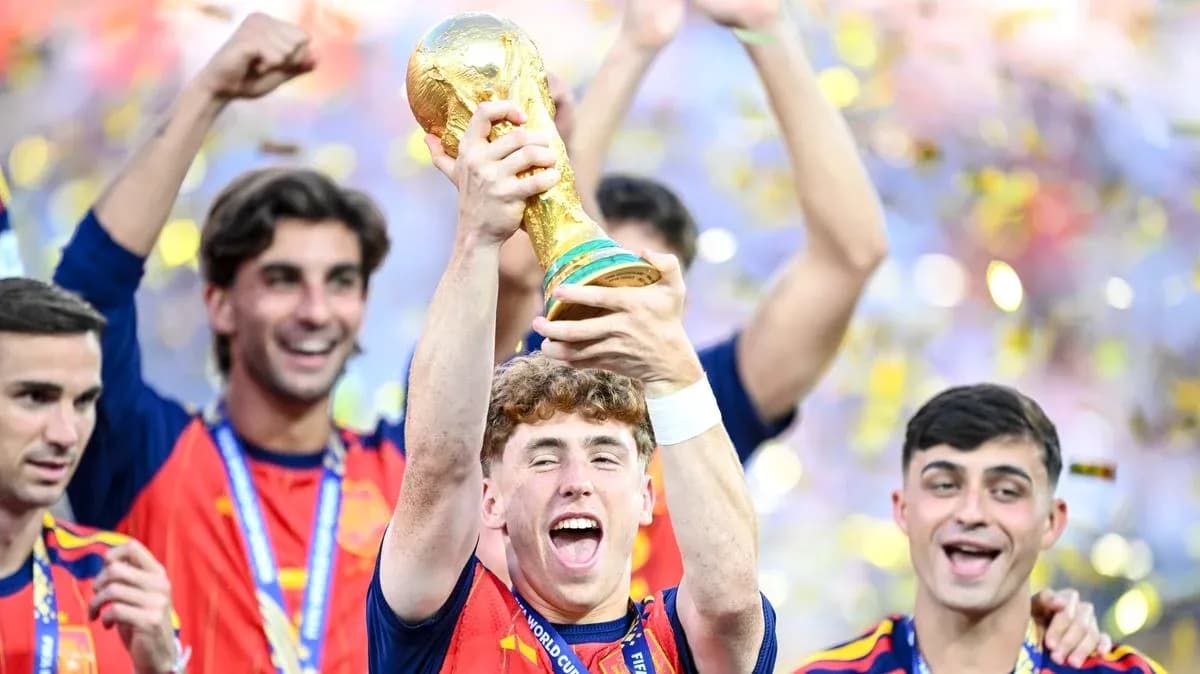 Jugadores de España celebrando con el trofeo mundial Jugadores de España celebrando con el trofeo mundial