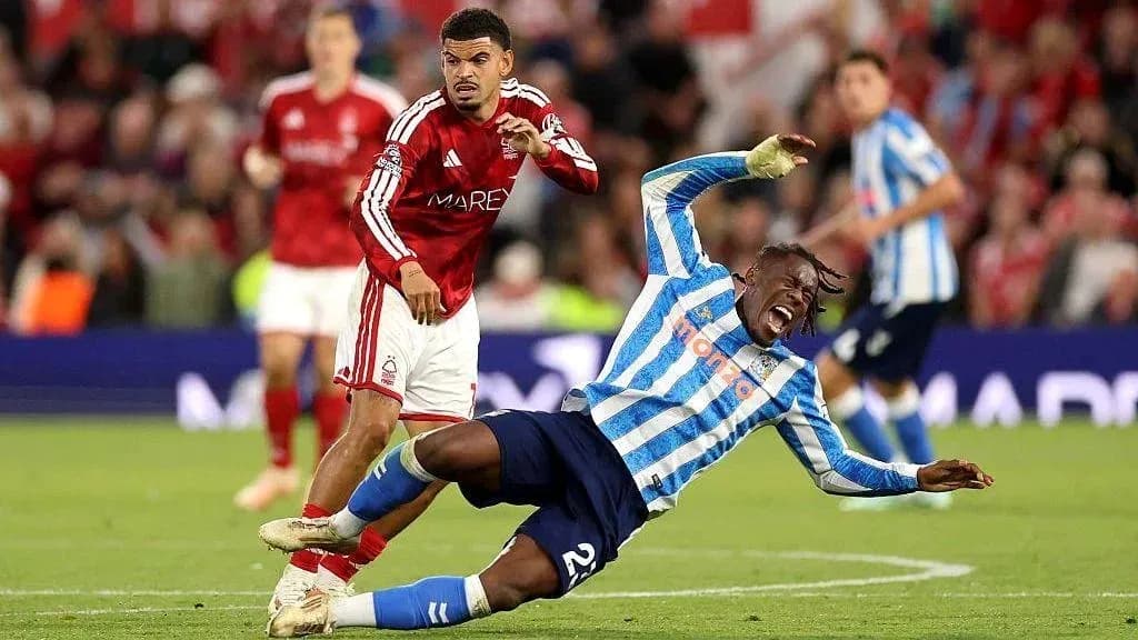 Jugador cayendo tras un choque durante el partido Jugador cayendo tras un choque durante el partido