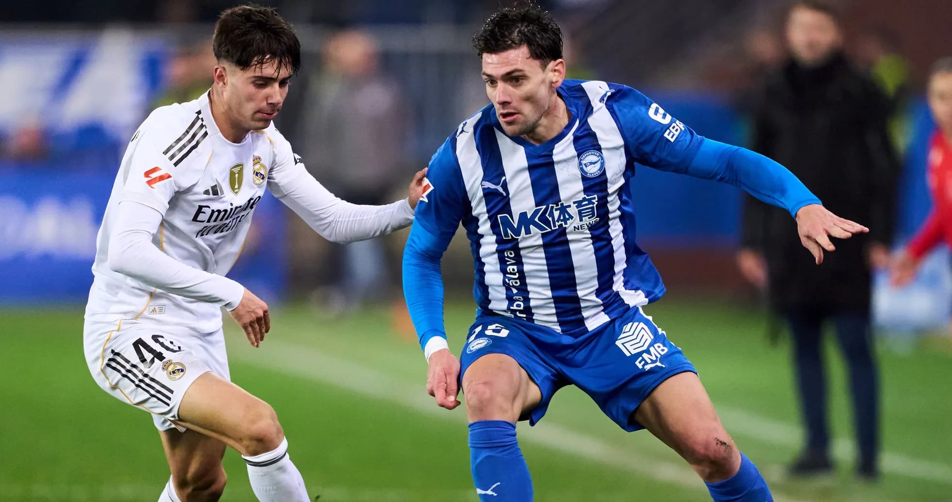 Jugadores de Real Madrid y Deportivo Alavés luchando por el balón Jugadores de Real Madrid y Deportivo Alavés luchando por el balón