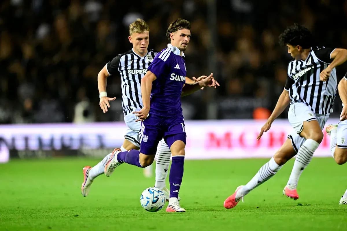 Jugadores de PAOK y Anderlecht en acción Jugadores de PAOK y Anderlecht en acción