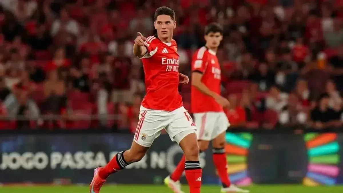 Jugador de Benfica celebrando un gol Jugador de Benfica celebrando un gol