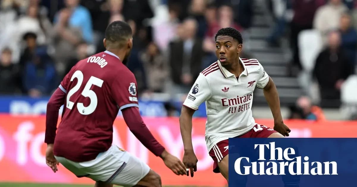 Jugador de Arsenal driblando a oponente de Aston Villa Jugador de Arsenal driblando a oponente de Aston Villa