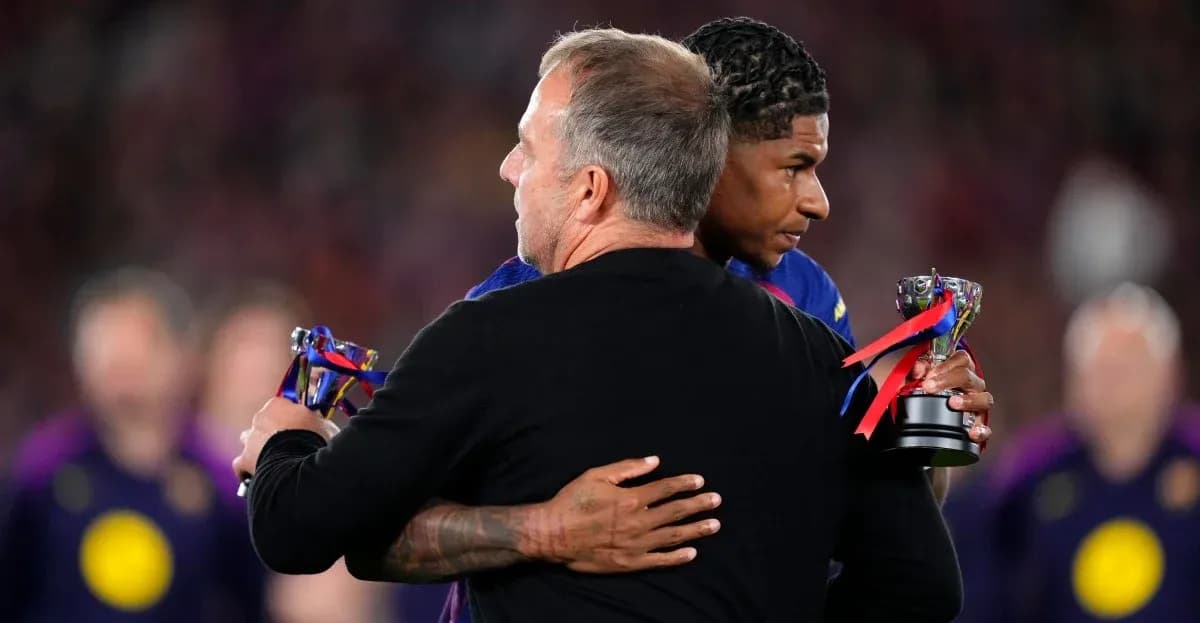 Entrenador y jugador abrazándose con trofeos Entrenador y jugador abrazándose con trofeos