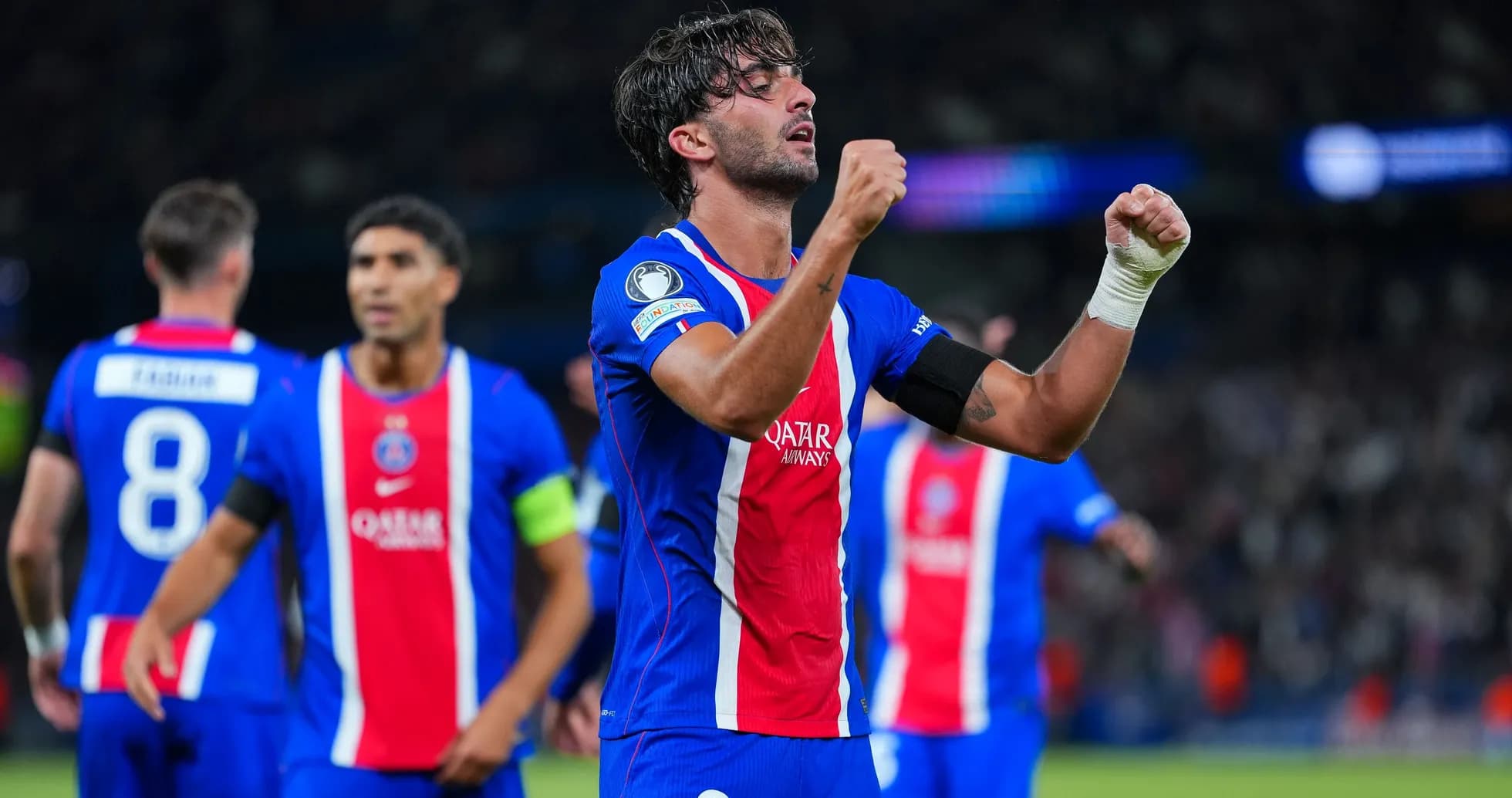 Jugador de PSG celebrando un gol en partido Jugador de PSG celebrando un gol en partido