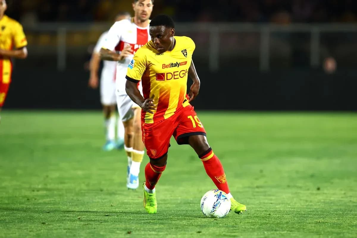 Jugador de Lecce avanzando con el balón Jugador de Lecce avanzando con el balón