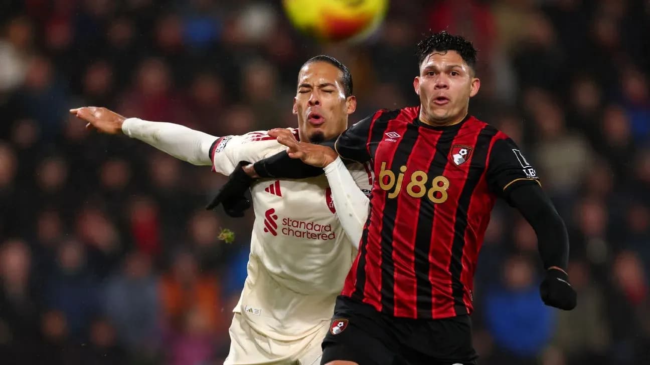 Jugadores de Bournemouth y Liverpool disputando el balón Jugadores de Bournemouth y Liverpool disputando el balón